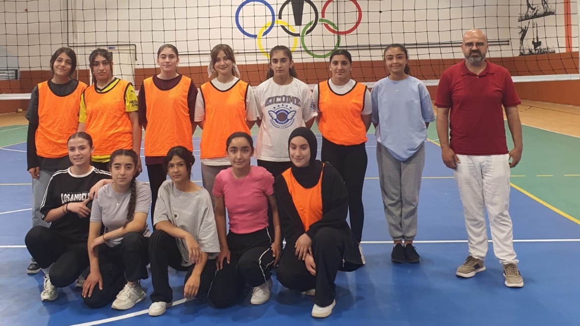 OKULLAR ARASI VOLEYBOL MAÇİNDA FİNALDEYİZ